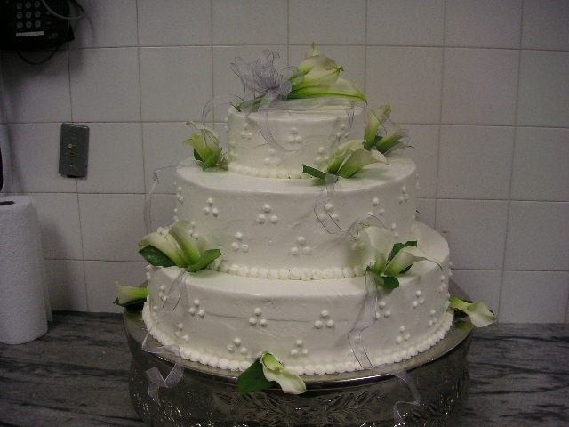 This wedding cake is impressive To match the calla lily wedding bouquet and