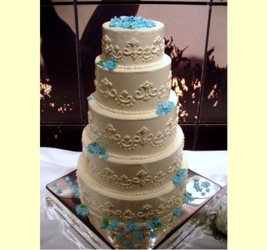 This wedding cake features classic piping and hydrangea flower accents