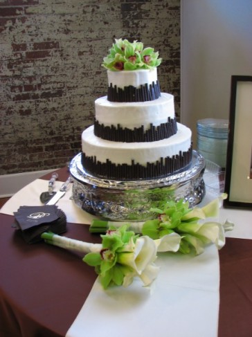 The lime green and white of these wedding bouquets and wedding cake flowers