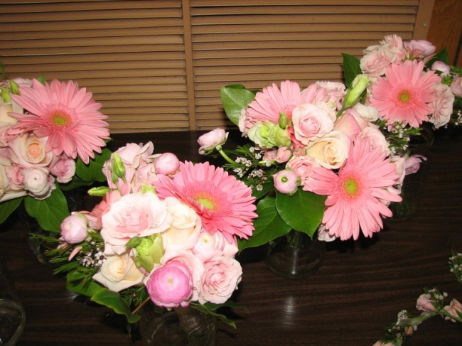 Shades of pink with brown accents make beautiful wedding flowers