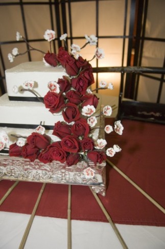 Black And White Cakes With Red Roses. White layers have a lack