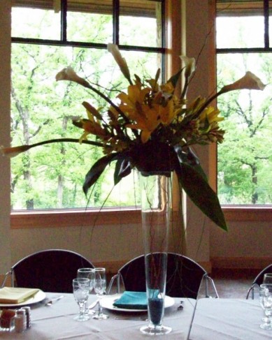 White callas and yellow asiatic lilies for a dramatic head table centerpiece 