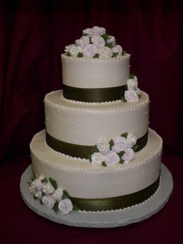 This round wedding cake is three tiers of deliciousness