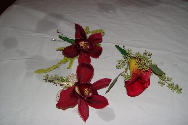 Red orchids with hanging amaranthus make surprisingly beautiful wedding