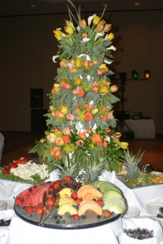 This wedding reception centerpiece was inspired by the beach wedding 