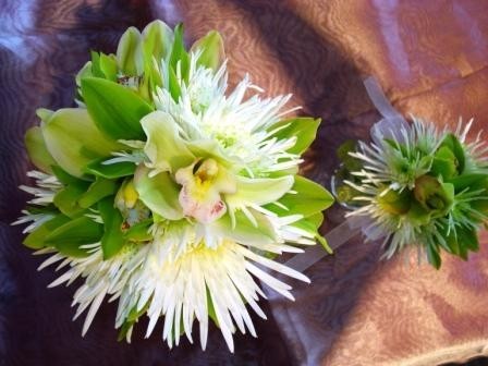 Green yellow and white colors are the theme for these wedding flowers Pale