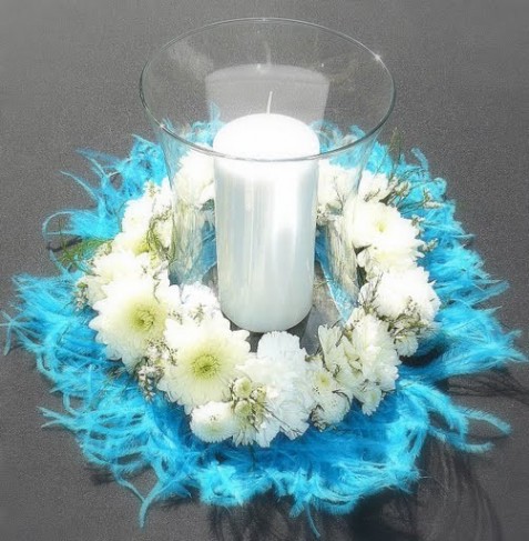 Blue feathers provide a very eyecatching part of the floral centerpiece 