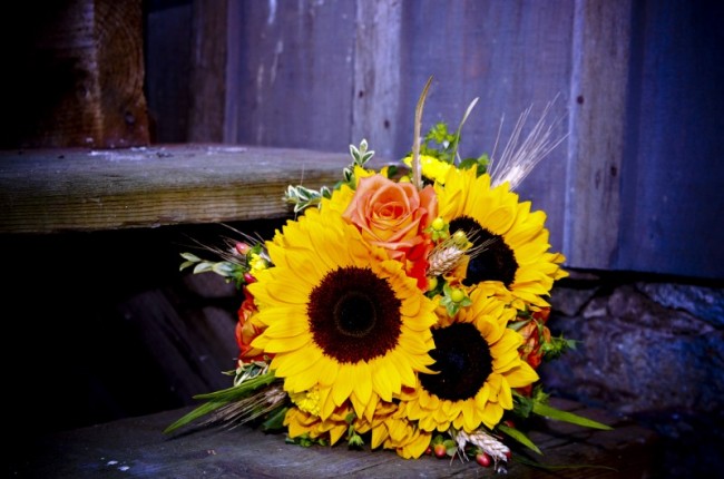 wedding cakes with sunflowers and roses