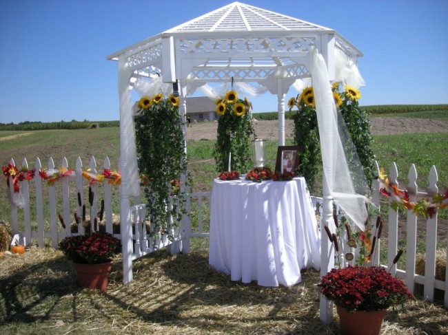 This outdoor wedding ceremony has a fun fall theme
