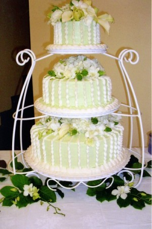 This creative wedding cake holder brings more than a hint of elegance to 