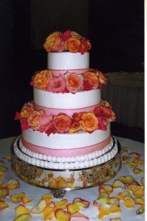 It 39s hard to resist this colorful round wedding cake