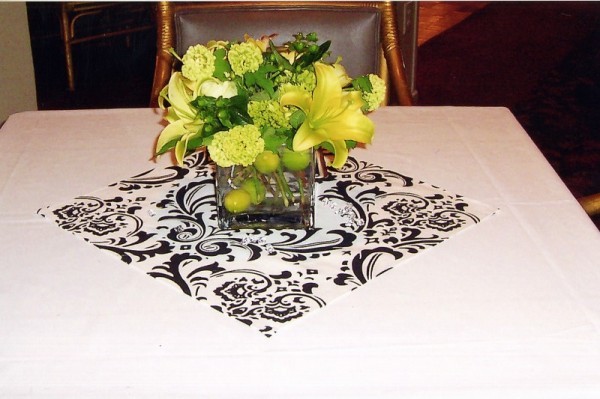 The black and white placemat is a stark contrast to the lemoncolored lilies