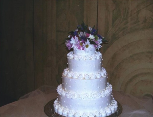 Beautiful Flowers On White Wedding Cake