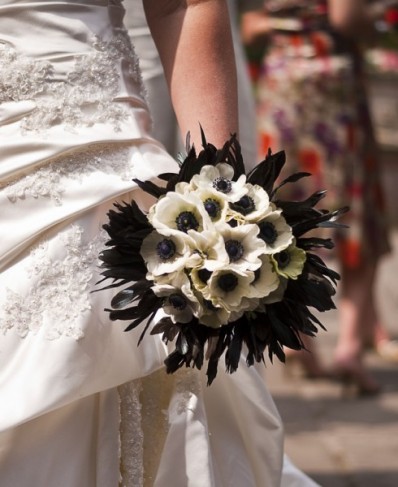 This unique black and white themed wedding bouquet is absolutely amazing.