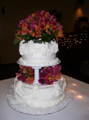 White Wedding Cake with Flowers White Wedding Cake with Flowers Share