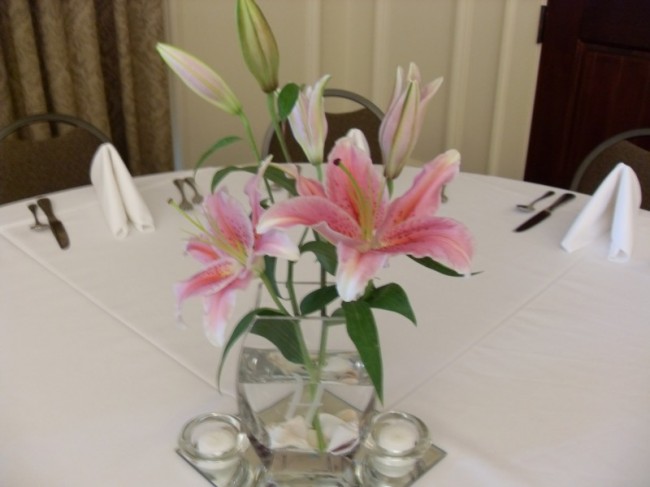 What a beautiful and simple floral centerpiece design for any wedding or 