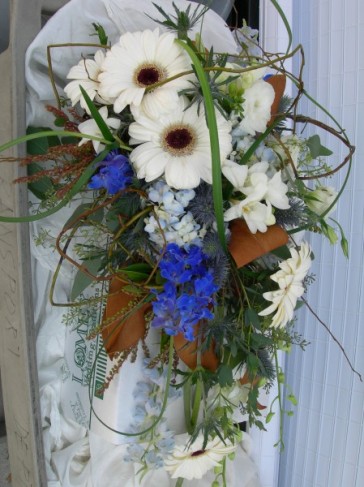 These wedding flowers are made from fresh daisies and royal blue flowers