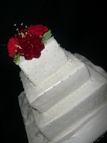 Red Roses and Pearl Cake Share This wonderful cakes was for a simple but 