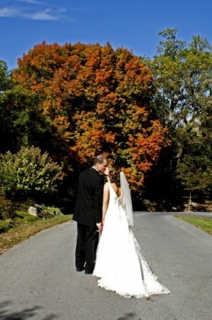 Fall in love with autumn wedding ceremonies thanks to this happy couple