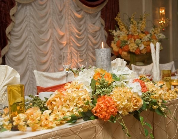 Head table arrangement Share This beautiful wedding features gorgeous