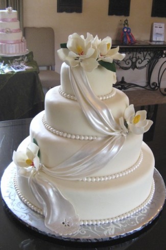  bead borders makes for an elegant wedding cake Elegant simplicity