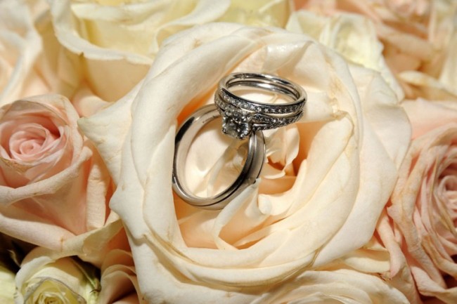  Beautiful Wedding Rings Captured In Flowers 