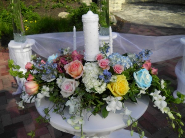 These gorgeous wedding flowers make up a beautiful head table centerpiece 