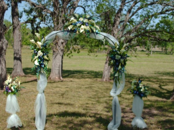 Outdoor wedding using white calla lillys star of bethlehem blue dendrobium