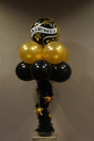 This Hollywood balloon centerpiece features black and gold balloons with a