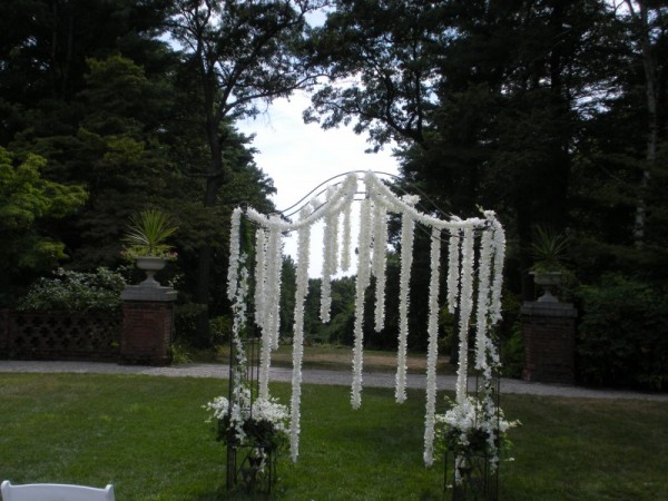 Bradley Eastates out side ceremony. With hanging white dendrobium orchards hanging from arch