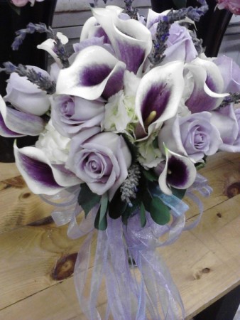Calla Lilies and Roses Fill this Wedding Bouquet
