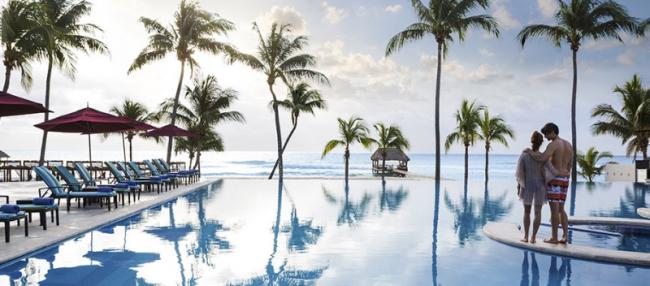 Romantic infinity pool for your honeymoon at the Azul Fives Playa del Carmen.
