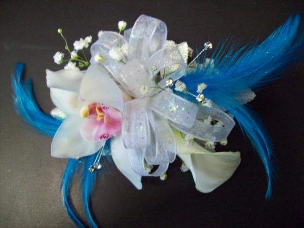 White Boutonniere With Feathers 