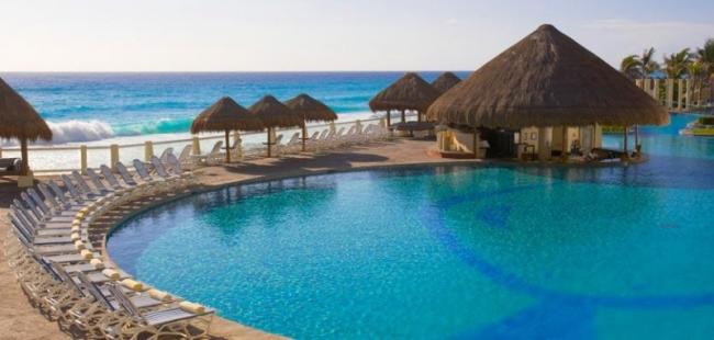 Lounge By The Pool 