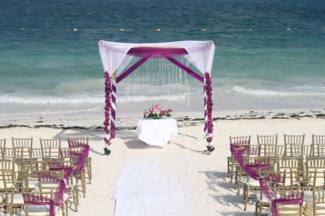 Entrancingly Beautiful Beach Wedding