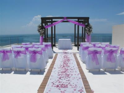The Azul Sensatori in Riviera Maya, Mexico offers this distinctive wedding ceremony set up to personalize your nuptials 