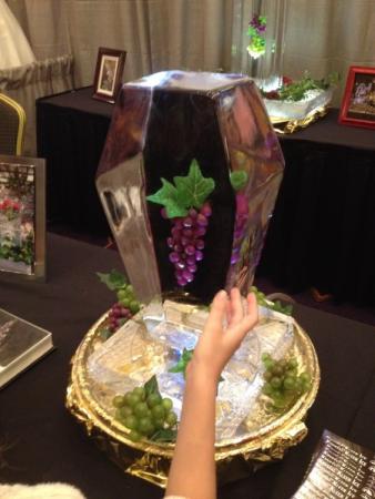 Mini Table Ice Centerpiece for Wine Theme Wedding 
