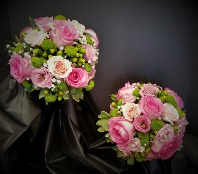 Pink and green Bridesmaids bouquets