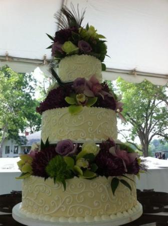 Wedding cake With Fresh Flowers